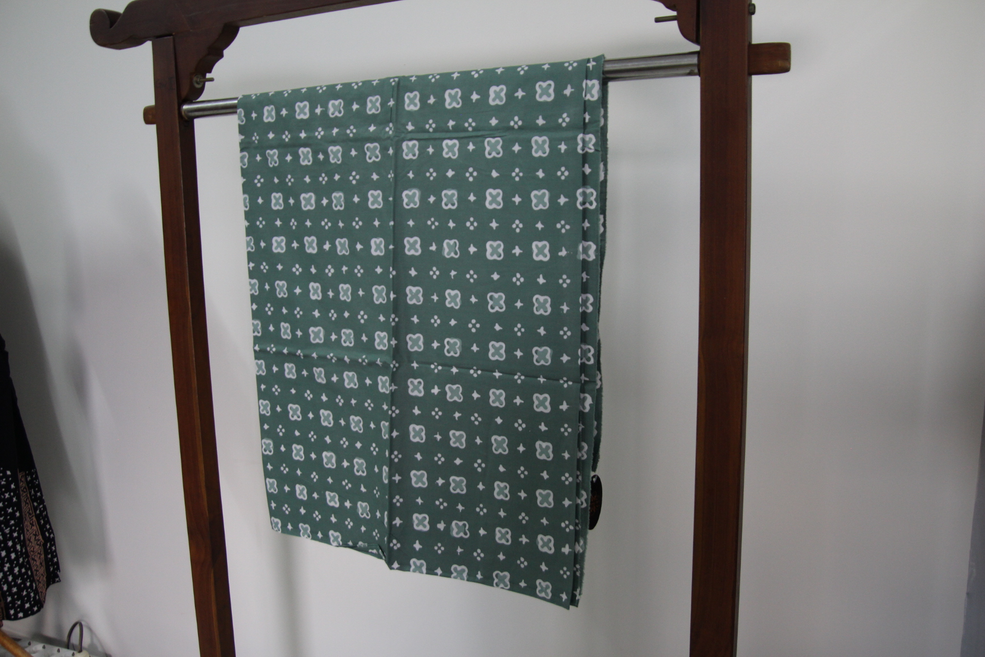 Kain cap hijau pastel